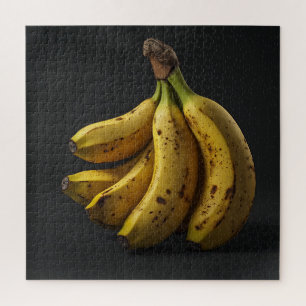 Bananenstapel tegen een pure donkere zwarte achter legpuzzel