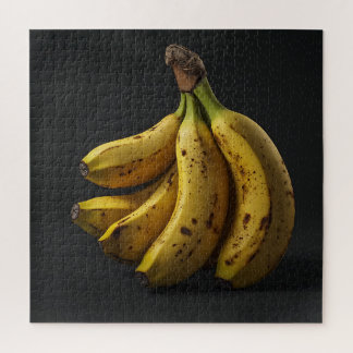 Bananenstapel tegen een pure donkere zwarte achter legpuzzel