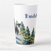 Band-collie in wintersneeuwbos kerstboom latte mok (Voorkant)