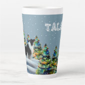 Band-collie in wintersneeuwbos kerstboom latte mok (Voorkant)