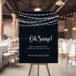 Band Oh Snap Rustic String Lights Sign Poster<br><div class="desc">Deze bruiloft is perfect voor een eenvoudig bruiloft of vrijgezellenfeest. Het ontwerp biedt prachtige handbeschilderde snaarlichten op een donkerblauwe achtergrond. Pas het teken aan met je trouwhashtag.</div>