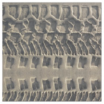 Bandensporen en foto's op het strand