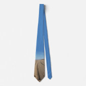 Bandensporen op Strand Zand Blauwe Hemel Necktie Stropdas (Voorkant)