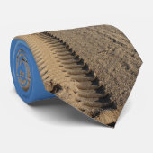 Bandensporen op Strand Zand Blauwe Hemel Necktie Stropdas (Opgerold)