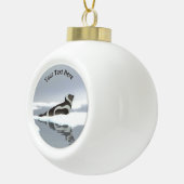 Bandzeehond Op Ijs Keramische Bal Ornament (Rechts)