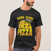 Bank Clerk Powered by Pizza Banker Finance Boekje T-shirt (Voorkant)