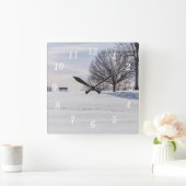 Bank op sneeuw bedekte heuvel muur klok (Huis)