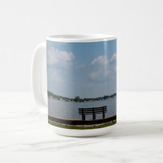 Bankje aan het meer koffiemok