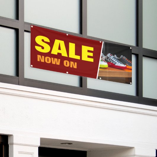 Banner voor advertentie over winkeluitverkoop (Buitenkant Gebouw)