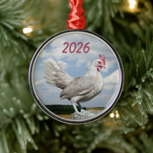 Bantamkip op omheiningspaal, akkerland, bewolkte l metalen ornament