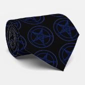 Baphomet in blauw stropdas (Opgerold)