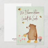 Bär gießt Blumen im Garten in Gummistiefeln (Voorkant / Achterkant)