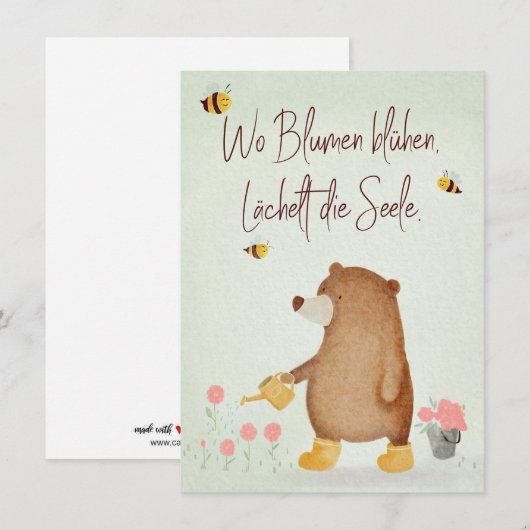 Bär gießt Blumen im Garten in Gummistiefeln (Voorkant / Achterkant)