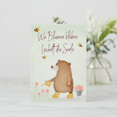 Bär gießt Blumen im Garten in Gummistiefeln (Staand voorkant)