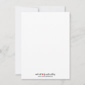 Bär gießt Blumen im Garten in Gummistiefeln (Achterkant)