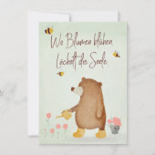 Bär gießt Blumen im Garten in Gummistiefeln (Voorkant)