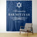 Bar Mitswa foto achtergrond Wandkleed<br><div class="desc">Gepersonaliseerde bar mitswa foto achtergrond wandtapijt met een stijlvolle blauwe achtergrond,  glitter,  de ster van David symbool,  de naam van het kind,  en datum.</div>
