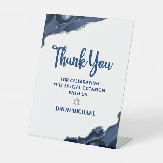 Bar Mitswa Navy Blue Agate Script Modern Minimaal Reclamebord Met Voetstuk (Voorkant)