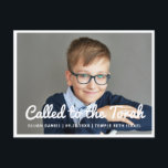 Bar Mitswa opgeroepen voor de Torah Moderne Foto Uitnodiging Briefkaart<br><div class="desc">Het ontwerp is samengesteld uit sans serif typografie en playful cursieve manuscripttypografie op een eenvoudige achtergrond. Voeg een douane horizontale foto toe. Hier te vinden op: http://www.zazzle.com/store/selectpartysupplies</div>