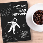 Bar Mitzvah Black en White Modern Astronaut Kaart<br><div class="desc">Het ontwerp bestaat uit ruimteonderdelen zoals astronaut,  sterren en planeten Beschikbaar hier: http://www.zazzle.com/store/selectpartysupplies</div>