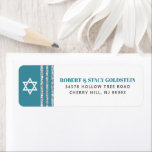 Bar Mitzvah Blauwgroen Silver Tallit vet retouradr Etiket<br><div class="desc">Wees trots, verheug en vier deze mijlpaal van je favoriete Bar Mitzvah wanneer je dit coole, unieke, moderne, persoonlijke label voor retouradressen gebruikt! Vet, stoffige blauwgroen blauwe en grijze typografie, een witte ster van David en een stoffige blauwgroen blauwe en zilveren glitter gestreept, geïnspireerde grafische bedekking met eenvoudige, witte achtergrond....</div>