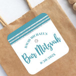 Bar Mitzvah Blauwgroen Zilver Tallit Vet Script Mo Vierkante Sticker<br><div class="desc">Wees trots, blij en toon deze mijlpaal van je favoriete Bar Mitzvah! Gebruik deze coole, unieke, moderne, gepersonaliseerde sticker om zijn speciale dag aan te vullen. Vet, stoffig blauwgroen blauw, groen script typografie, een zilveren Ster van David en een stoffige blauwgroen blauwe en zilveren glitter gestreept, geïnspireerde grafische bedekking met...</div>