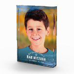 Bar Mitzvah Blue Folie Brush Bold Modern Typograph Fotoblokken<br><div class="desc">Wees trots, blij en toon deze mijlpaal van je favoriete Bar Mitzvah met dit coole, unieke, moderne, gepersonaliseerde keepasblok aan de hand van aangepaste foto's! Faux metallic lichtblauwe folie penseelstreken, een witte ster van David, en een gewaagde, witte typografie bedekken de foto van uw keuze. Pas de douanetekst met de...</div>