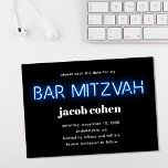 Bar Mitzvah Blue Neon licht de datum op Kaart<br><div class="desc">Koel de moderne bar mitzvah sparen de datumaankondiging met "bar mitzvah" in blauwe gloeiende neonlichten tegen een zwarte achtergrond.</div>