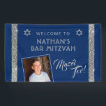 Bar Mitzvah Blue Silver Mazel Tov Congrats Banner<br><div class="desc">Bar Mitzvah Welkom en Mazel Tov Gefeliciteerd Banner met persoonlijke foto op een jaloerse blauwe achtergrond met zilveren dunne glitterstripe-randen. Voeg douaneformaliteiten, doopvonten, of meer foto's toe en verwijder de gouden glittler grens door "te klikken verder aanpassen." Voor het aanpassen en het coördineren van punten, contacteer de Ontwerper van Zazzle...</div>