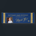 Bar Mitzvah Blue Welcome Mazel Tov Large Spandoek<br><div class="desc">Grote lange balie Mitzvah Welkom en Mazel Tov feliciteert banner met persoonlijke foto op een jachtblauwe achtergrond met gouden dunne glitterstripe-randen. Voeg douaneformaliteiten,  doopvonten,  of meer foto's toe en verwijder de gouden glittler grens door "te klikken verder aanpassen."</div>