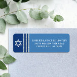 Bar Mitzvah Bold Blue Silver Tallit Return-adres Etiket<br><div class="desc">Wees trots, verheug en vier deze mijlpaal van je favoriete Bar Mitzvah wanneer je dit coole, unieke, moderne, persoonlijke label voor retouradressen gebruikt! Vet, lichtblauw en witte typografie, een witte ster van David en een blauw en zilver glitter gestript, geïnspireerd grafisch deklaag op een eenvoudige, blauwe achtergrond van cornflower. Pas...</div>