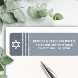 Bar Mitzvah Bold Gray Silver Tallit Return-adres Etiket<br><div class="desc">Wees trots, verheug en vier deze mijlpaal van je favoriete Bar Mitzvah wanneer je dit coole, unieke, moderne, persoonlijke label voor retouradressen gebruikt! Vette, witte en bleke grijze typografie, een witte ster van David en een zachte grijze en zilveren glitter gestripte, geknipte grafische overlay, een eenvoudige, lichtere zachte grijze achtergrond....</div>