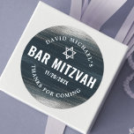 Bar Mitzvah Bold Modern Charcoal Gray Silver Foil Ronde Sticker<br><div class="desc">Wees trots, blij en toon deze mijlpaal van je favoriete Bar Mitzvah! Gebruik deze coole, unieke, moderne, gepersonaliseerde sticker om zijn speciale dag aan te vullen. Metallic zilverfolie penseelstreken en Star van David, samen met vettige witte typografie, bedekken een rijke, donkere houtskool grijze blauwe ombre verfachtergrond. Pas de douanetekst met...</div>