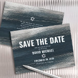 Bar Mitzvah Bold Modern Charcoal Gray Silver Foil Save The Date<br><div class="desc">Zorg ervoor al uw vrienden en familieleden de mijlpaal van uw zoon Bar Mitzvah zullen kunnen vieren! Verzend deze koele, unieke, moderne, gepersonaliseerde "sparen de Datum"aankondigingskaart. Metallic zilverfolie penseelstreken en Star van David, samen met vettige witte typografie, bedekken een rijke, donkere houtskool grijze blauwe ombre verfachtergrond. Pas de douanetekst met...</div>