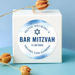 Bar Mitzvah Bold Modern Navy Typografie Blue Folie Ronde Sticker<br><div class="desc">Wees trots, blij en toon deze mijlpaal van je favoriete Bar Mitzvah! Gebruik deze coole, unieke, moderne, gepersonaliseerde sticker om zijn speciale dag aan te vullen. Metallic lichtblauwe penseelstreken, samen met een vette, marinesblauwe typografie en ster van David, bedekken een eenvoudige, witte achtergrond. Pas de douanetekst met de naam, de...</div>
