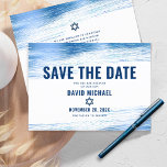 Bar Mitzvah Bold Modern Navy Typografie Blue Folie Save The Date<br><div class="desc">Zorg ervoor al uw vrienden en familieleden de mijlpaal van uw zoon Bar Mitzvah zullen kunnen vieren! Verzend deze koele, unieke, moderne, gepersonaliseerde "sparen de Datum"aankondigingskaart. Metallic lichtblauwe penseelstreken, samen met een vette, marinesblauwe typografie en ster van David, bedekken een eenvoudige, witte achtergrond. Pas de douanetekst met de naam en...</div>