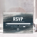 Bar Mitzvah Bold Modern Silver Foil Charcoal Gray RSVP Kaartje<br><div class="desc">Wees trots, blij en vier deze mijlpaal van je favoriete Bar Mitzvah met deze coole, unieke, moderne, gepersonaliseerde RSVP-invoegkaart voor je evenement! Metallic zilverfolie penseelstreken en Star van David, samen met vettige witte typografie, bedekken een rijke, donkere houtskool grijze blauwe ombre verfachtergrond. Pas de douanetekst met het "antwoord tegen"datum aan....</div>