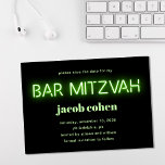 Bar Mitzvah Bright Green Neon licht sparen de datu Kaart<br><div class="desc">Cool modern bar mitzvah bewaar de datumaankondiging met "bar mitzvah" in felle kalkgroene gloeiende neonverlichting tegen een zwarte achtergrond.</div>