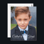 Bar Mitzvah Classic Elegant Photo Invitation Briefkaart<br><div class="desc">"Geroepen aan de Torah"die in playful cursief manuscript met sans serif typografie op een eenvoudige kleurenachtergrond wordt geschreven. Voeg een douanefoto toe. Hier te vinden op: http://www.zazzle.com/store/selectpartysupplies</div>