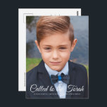 Bar Mitzvah Classic Elegant Photo Invitation Briefkaart<br><div class="desc">"Geroepen aan de Torah"die in playful cursief manuscript met sans serif typografie op een eenvoudige kleurenachtergrond wordt geschreven. Voeg een douanefoto toe. Hier te vinden op: http://www.zazzle.com/store/selectpartysupplies</div>