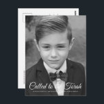 Bar Mitzvah Classic Elegant Photo Invitation Briefkaart<br><div class="desc">"Geroepen aan de Torah"die in playful cursief manuscript met sans serif typografie op een eenvoudige kleurenachtergrond wordt geschreven. Voeg een douanefoto toe. Hier te vinden op: http://www.zazzle.com/store/selectpartysupplies</div>
