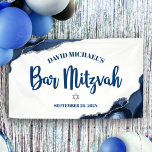 Bar Mitzvah Eenvoudig modern marineblauw agaat sch Spandoek<br><div class="desc">Wees trots, juich en laat deze mijlpaal van je favoriete Bar Mitzvah zien! Hang deze koele, unieke, moderne, gepersonaliseerde banner op om zijn speciale dag nog leuker te maken. Marineblauwe scripttypografie en een zilveren Davidster overlappen een eenvoudige witte achtergrond met staalblauwe agaten stenen, geaccentueerd met namaak zilveren aders. Personaliseer de...</div>