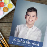 Bar Mitzvah Eenvoudige Aangepaste Fotouitnodiging Uitnodiging Briefkaart<br><div class="desc">Het ontwerp is samengesteld uit sans serif typografie en playful cursieve manuscripttypografie op een eenvoudige achtergrond. Voeg een douane horizontale foto toe. Hier te vinden op: http://www.zazzle.com/store/selectpartysupplies</div>