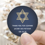 Bar Mitzvah Elegante ster van David Navy Blue & Go Ronde Sticker<br><div class="desc">Voeg een gepersonaliseerde finishing touch toe aan bar mitzvah bedankjes of gunsten met deze elegante navy blue en faux gold folie ronde stickers / envelop afdichtingen. Alle tekst is eenvoudig aan te passen of te verwijderen. Design beschikt over een eenvoudige moderne marine blauwe achtergrond, metallic look Star of David, en...</div>