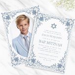 Bar Mitzvah Foto Dusty Blue  Star of David Kaart<br><div class="desc">Deze elegante bar mitswa-uitnodiging met een lucht heeft een lijst met elegante barokke versieringen. Boven de tekst staat een ster van David. De ster, het lijst en de tekst zijn stoffig blauw, de achtergrond is wit. Op de achterkant heeft het een ovale plaatshouder foto in hetzelfde lijst. Het , lijst...</div>