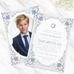 Bar Mitzvah Foto Faux Zilveren Ster Elegant  Kaart<br><div class="desc">Deze elegante bar mitswa-uitnodiging met een lucht heeft een faux silver folie lijst met elegante barokke versieringen. Boven de tekst staat een ster van David, ook in faux silver. Alle tekst kan worden gepersonaliseerd en heeft een grijskleur die lijkt op het zilveren lijst. De achtergrond is wit. Op de achterkant...</div>