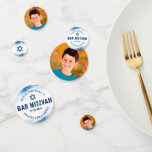 Bar Mitzvah Foto Modern Navy Typografie Blue Folie Confetti<br><div class="desc">Voeg wat extra stijl aan uw favoriete feest van de Bar Mitzvah met deze klantgerichte lijstconfetti toe! Metallic lichtblauwe penseelstreken, samen met een gewaagde blauw marinesurft en Star van David, bedekken een eenvoudige, witte achtergrond aan één zijde. De foto van uw Bar Mitzvah is op andere. Pas de douanetekst met...</div>
