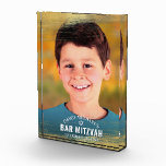 Bar Mitzvah Gold Brush Bold Moderne Typografie Fotoblokken<br><div class="desc">Wees trots, blij en toon deze mijlpaal van je favoriete Bar Mitzvah met dit coole, unieke, moderne, gepersonaliseerde keepasblok aan de hand van aangepaste foto's! Metallic faux gouden folie penseelstreken en Star van David, samen met gewaagde witte typografie, bedekken de foto van uw keuze. Pas de douanetekst met de naam...</div>
