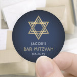 Bar Mitzvah Marine Blauw Wit & Gouden ster van Dav Ronde Sticker<br><div class="desc">Voeg een gepersonaliseerde finishing touch toe aan bar mitzvah bedankjes of gunsten met deze elegante navy blue, white en faux gold folie ronde stickers / envelop afdichtingen. Alle tekst is eenvoudig aan te passen of te verwijderen. Design beschikt over een eenvoudige moderne marine blauwe achtergrond, metallic look Star of David,...</div>
