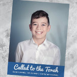 Bar Mitzvah Modern - Aangepaste fotouitnodiging Briefkaart<br><div class="desc">"Geroepen aan de Torah"die in playful cursief manuscript met sans serif typografie op een eenvoudige kleurenachtergrond wordt geschreven. Voeg een douanefoto toe. Hier te vinden op: http://www.zazzle.com/store/selectpartysupplies</div>